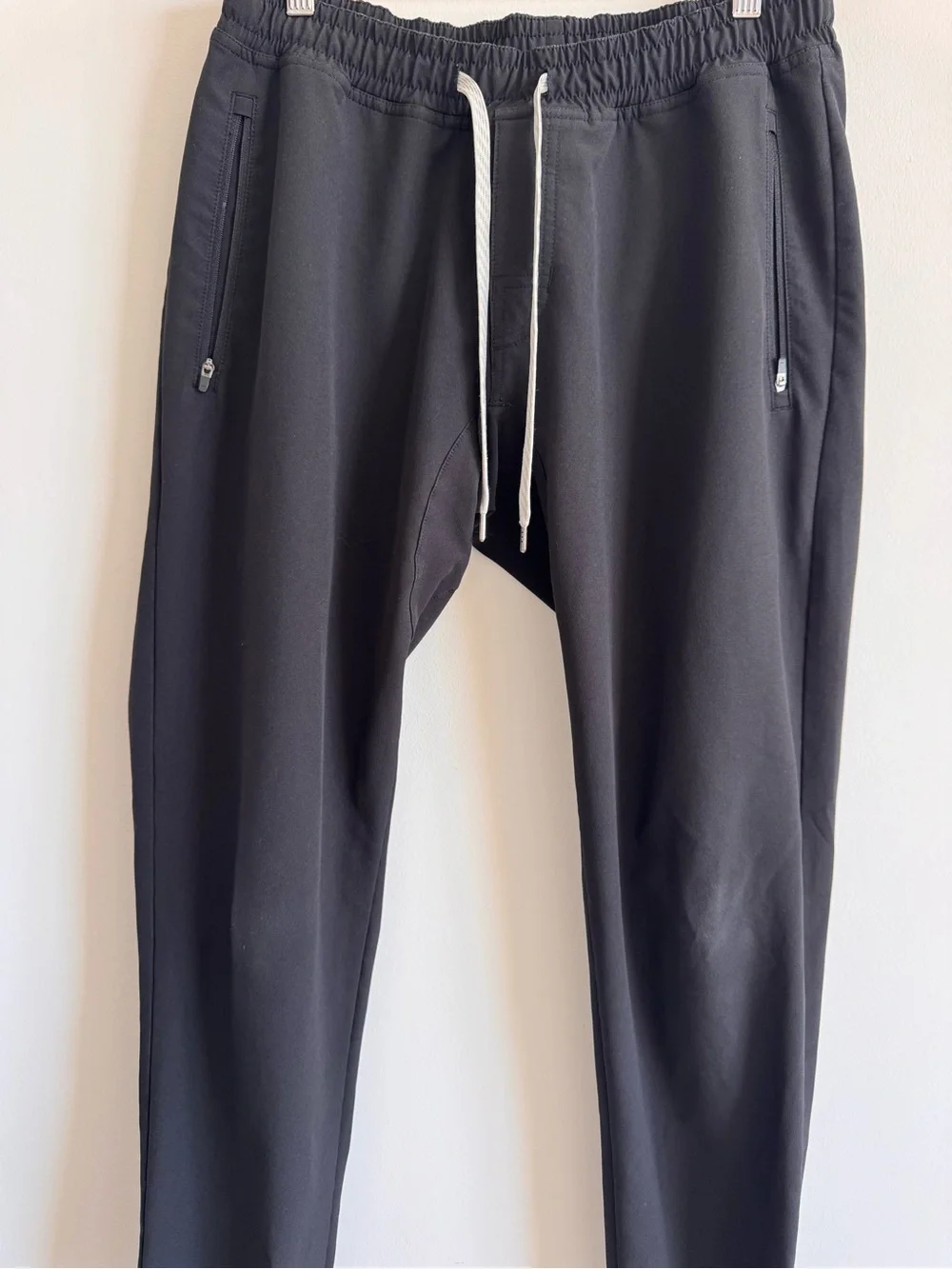 Vuori | Men's Transit Joggers with Drawstring in Black ~ Medium
